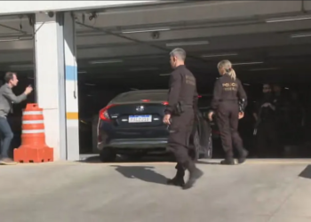 Bolsonaro chega à Polícia Federal para depor sobre atos golpistas