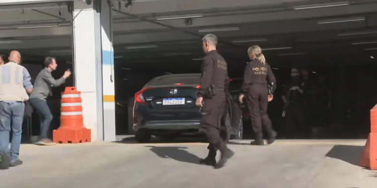 Bolsonaro chega à Polícia Federal para depor sobre atos golpistas