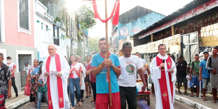 Pessoas em situação de rua participaram da Via-Sacra em Manaus