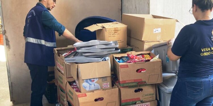 Visa Manaus apreende 5 toneladas de alimentos impróprios para consumo