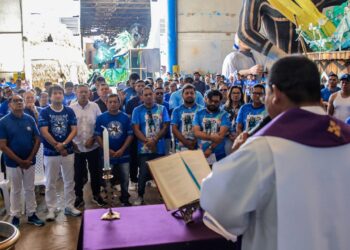 Caprichoso realiza missa no galpão central