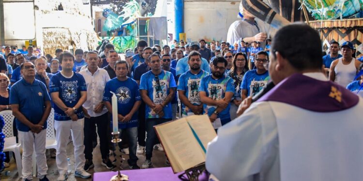 Caprichoso realiza missa no galpão central
