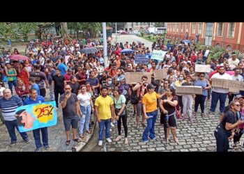 Professores paralisam atividades para cobrar pagamento de datas-bases