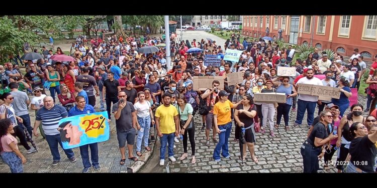 Professores paralisam atividades para cobrar pagamento de datas-bases