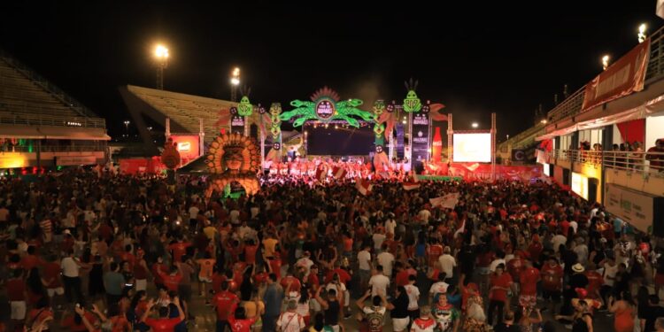 Torcedor vermelho e branco aprova campanha Curral Cidadão