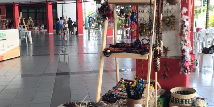 Artesãos do Yandé Muraki participam de feira de artesanato no Povos da Amazônia