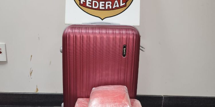 Polícia Federal apreende 13 kg de drogas em mala no aeroporto Eduardo Gomes
