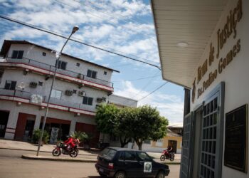 Banco é condenado a indenizar morador após cobrança de seguro não contratado