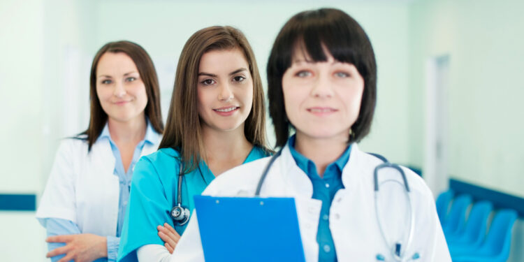 Mulheres serão maioria na medicina até 2030