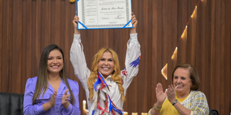 Joelma recebe o título de Cidadã do Amazonas