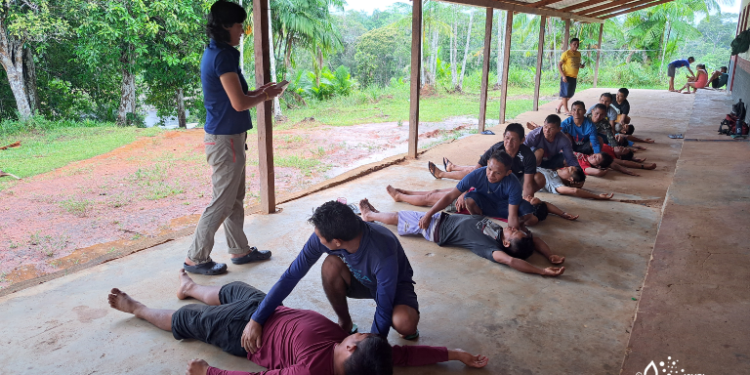Condutores Yanomami participam de curso de primeiros socorros para chegar ao Pico da Neblina