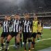 Com dois de Tiquinho, Botafogo vence e reassume a ponta do Brasileiro