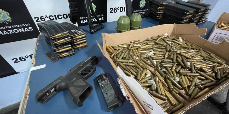 Em Manaus, polícia apreende drogas avaliadas em R$ 4 milhões, fuzis e granadas