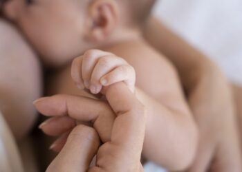 A amamentação beneficia a saúde da mãe e do bebê, afirma ginecologista do Hapvida