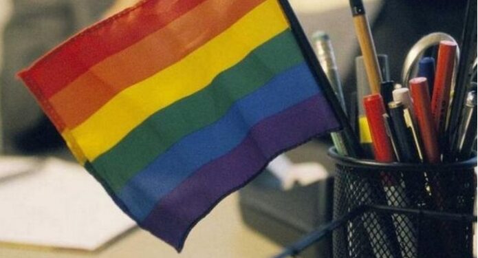73% dos brasileiros afirmam que as empresas têm preconceito em contratar LGBTQIA+
