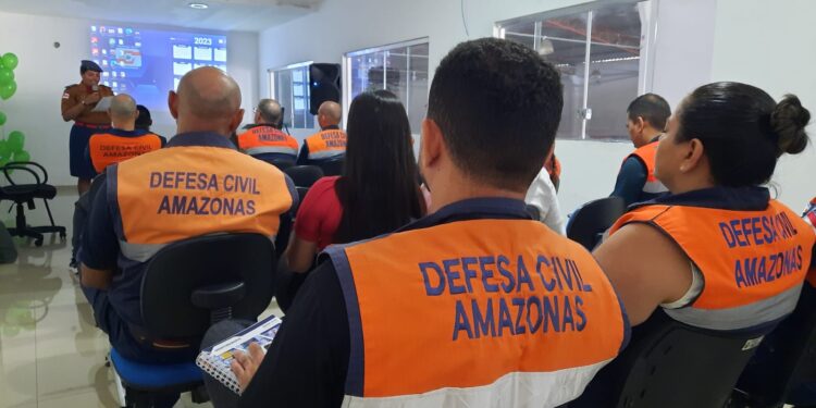 Agentes da Defesa Civil do Amazonas participam de ciclo de palestras em comemoração ao mês da Enfermagem