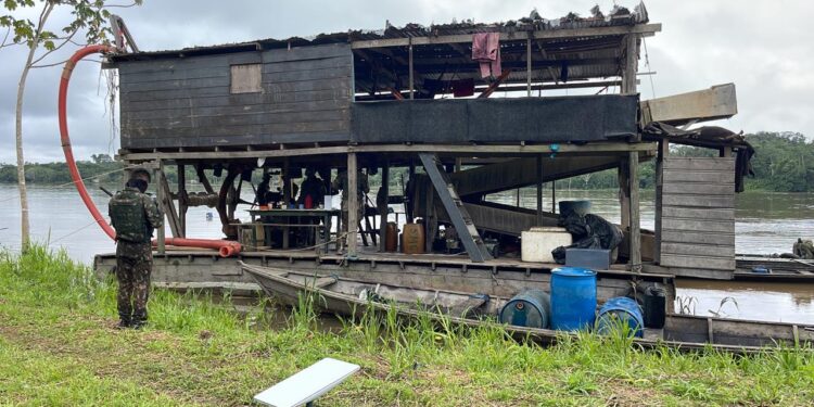 Forças Armadas inutilizam balsa utilizada no garimpo ilegal na região de fronteira