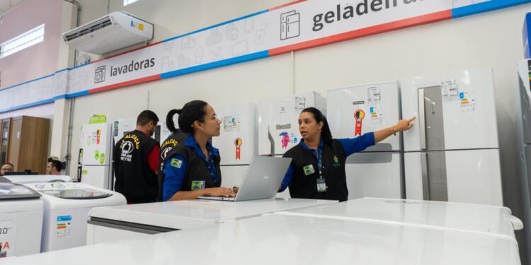 Máquinas de lavar e refrigeradores são verificados em operação do Ipem-AM