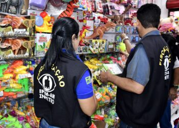 Em Manaus, Ipem-AM recolhe 1.289 brinquedos em fiscalização no comércio