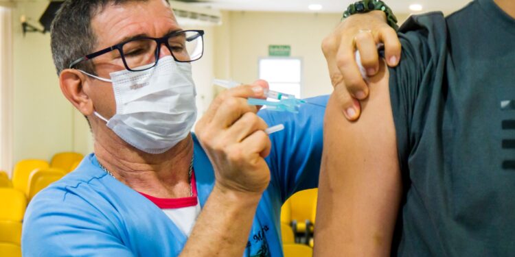 Vacina contra a Covid-19 pode ser obtida em nove pontos neste sábado (27/05)