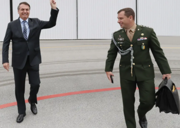 PF faz buscas na casa de Bolsonaro e prende ex-ajudante Mauro Cid