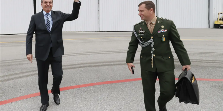 PF faz buscas na casa de Bolsonaro e prende ex-ajudante Mauro Cid