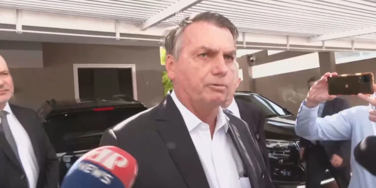 Bolsonaro diz não ter tomado vacina e nega adulteração em cartão