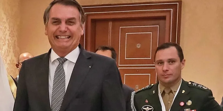 PF apreende 35 mil dólares em espécie na casa de Mauro Cid