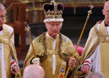 Rei Charles III é coroado em cerimônia na Abadia de Westminster