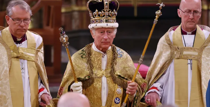 Rei Charles III é coroado em cerimônia na Abadia de Westminster