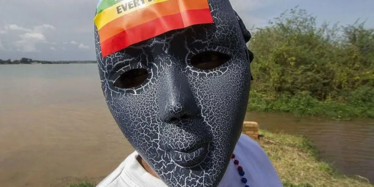 Presidente da Uganda sanciona lei anti-LGBTQ; pena pode ser de prisão perpétua