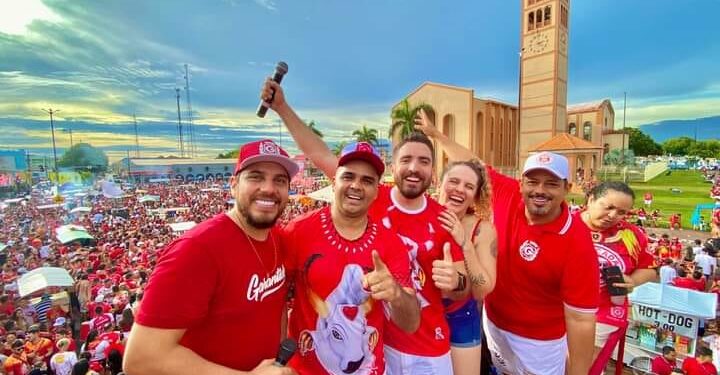 Alvorada 2023 tem chuva, pane elétrica e multidão em êxtase