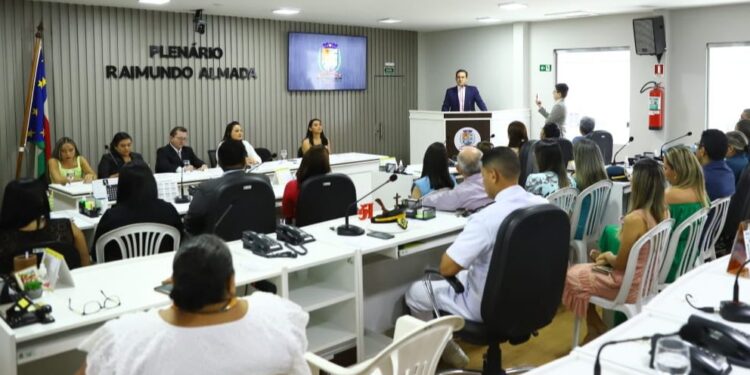 Vereador destaca trabalho dos profissionais de enfermagem de Parintins
