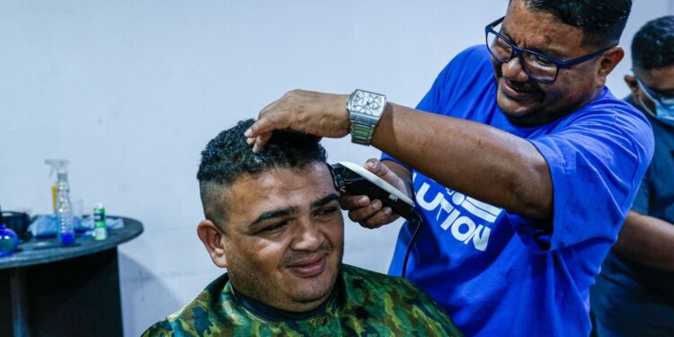 Igreja oferece serviços médicos e de beleza gratuitos