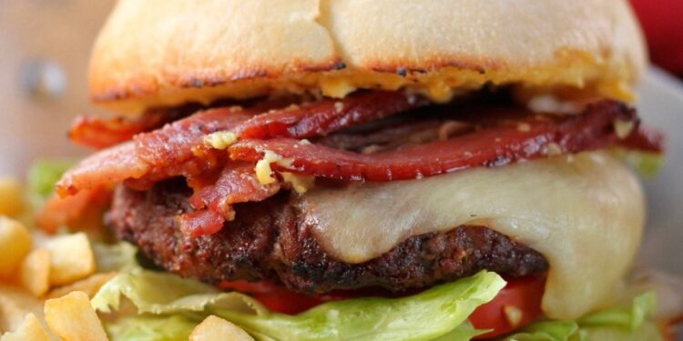 Hamburguer, o queridinho da população mundial é comemorado no dia 28 de maio