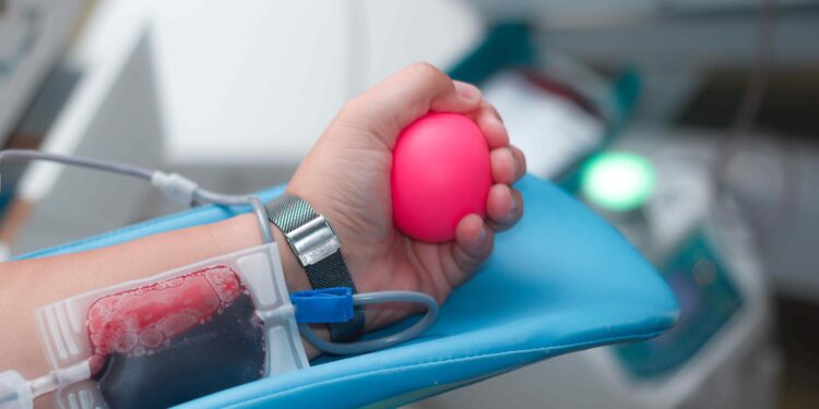 Com estoque baixo, Hemoam convoca doadores de sangue do tipo O+