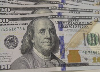 Dólar fecha o dia em R$ 4,88, menor cotação em 11 meses