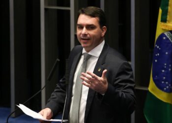TSE multa Flávio Bolsonaro em R$ 5 mil por fake news contra Lula