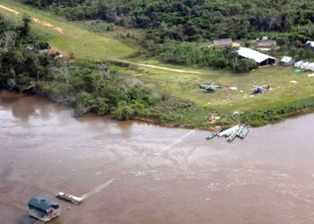 No Amazonas, Saúde e FAB entregam remédios a comunidades ribeirinhas