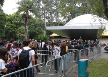 Homenagens de fãs, cantorias e declarações marcam velório de Rita Lee