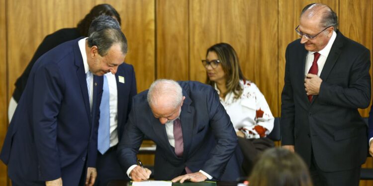Lula assina decreto para impulsionar bionegócios na Amazônia
