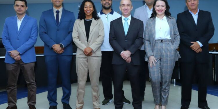 Presidente do TCE-AM dá posse a mais sete aprovados no concurso da Corte de Contas