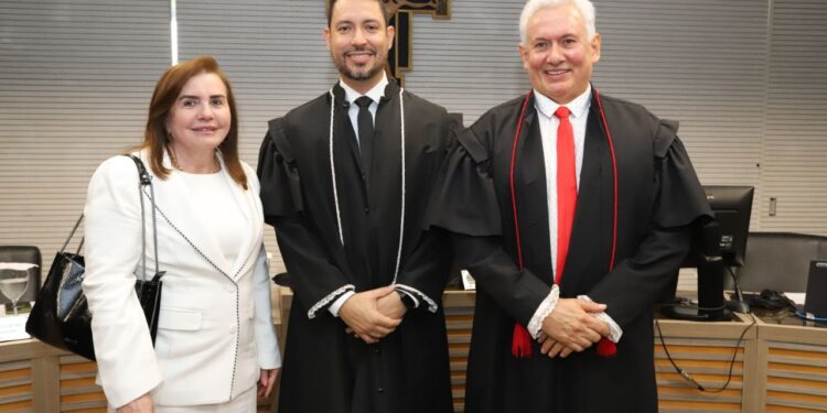 Vice-presidente do TCE-AM participa de posse de membro da Justiça Eleitoral
