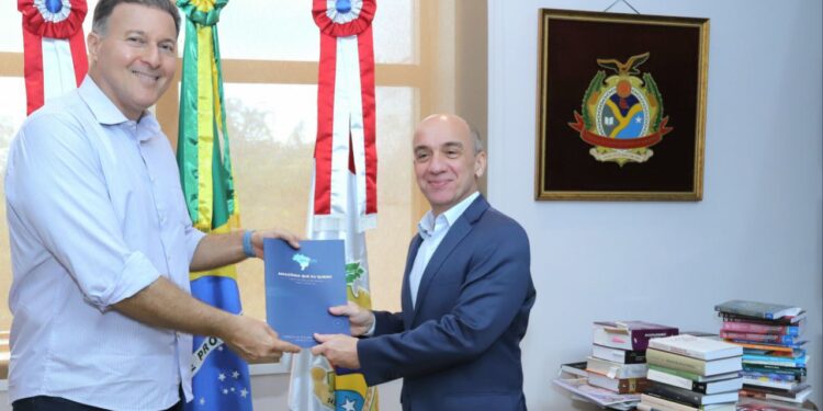 Presidente do TCE-AM recebe diretor da Rede Amazônica para conhecer projeto voltado ao incentivo de políticas públicas