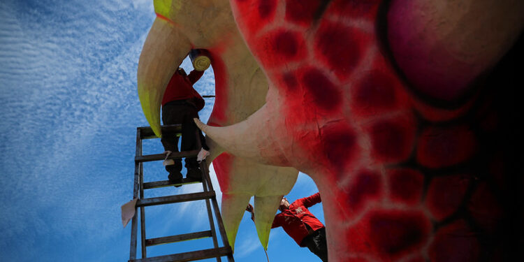 ‘Estamos trabalhando incansavelmente’, afirma artista do Garantindo que está finalizando alegorias no galpão