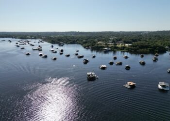 Prefeitura inicia notificação de 900 flutuantes irregulares do Tarumã-Açu