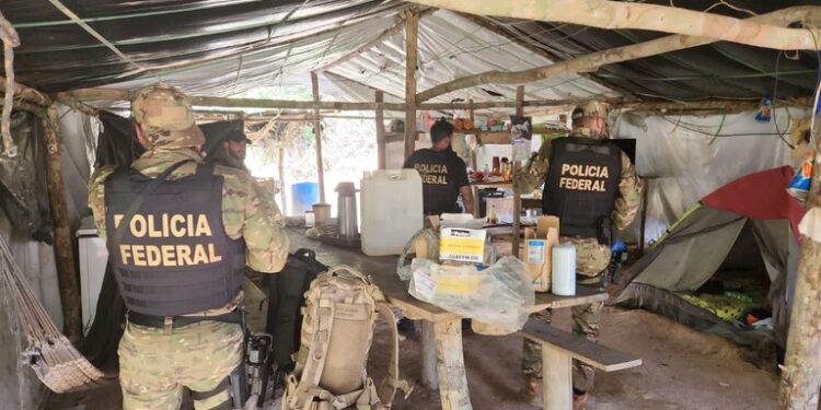 Polícia Federal destrói equipamentos utilizados no garimpo ilegal no Amazonas
