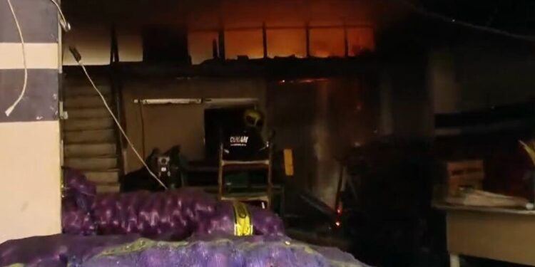 Incêndio atinge estabelecimento comercial no Centro de Manaus