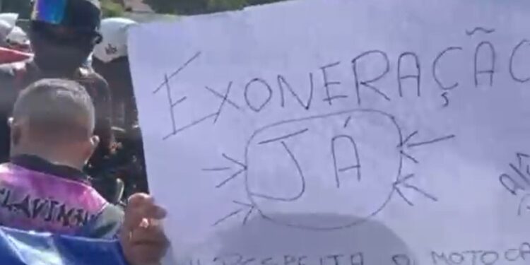 Motoboys realizam protesto após servidora pública xingar profissionais na internet