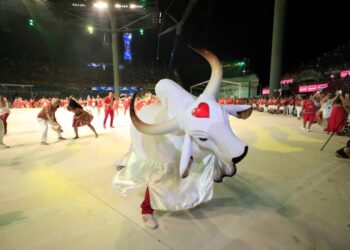 Garantido faz os ajustes finais para a primeira noite do festival e lota o Bumbódromo